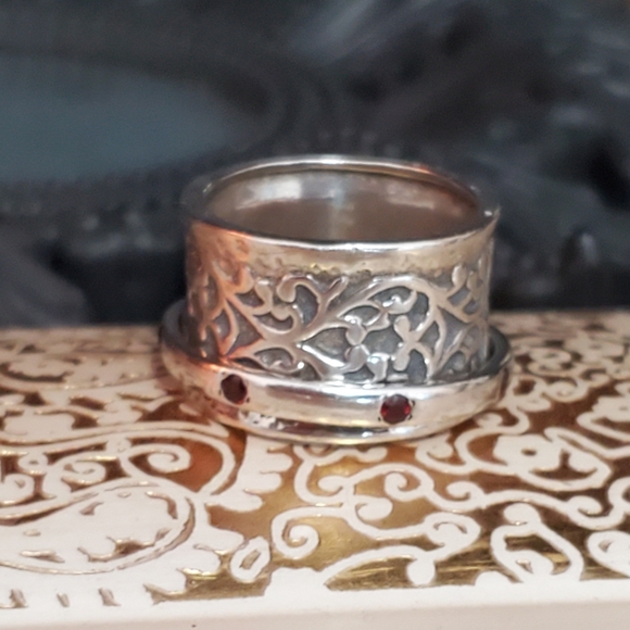 Didae Sterling Spinner Band Ring with Garnets Size 7 ⬇️PRICE DROP⬇️ - Picture 4 of 16